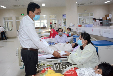 Phó Chủ tịch UBND tỉnh chúc Tết, thăm bệnh nhân còn nằm viện