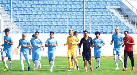 Bóng đá Việt thận trọng khai xuân