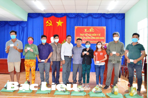 Tặng 30 thẻ BHYT cho các gia đình có hoàn cảnh khó khăn