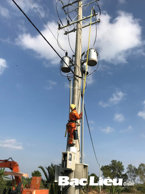 Nghiệm thu đóng điện tuyến đường dây trung, hạ áp 3 pha kênh Sáu Tây thuộc huyện Hòa Bình