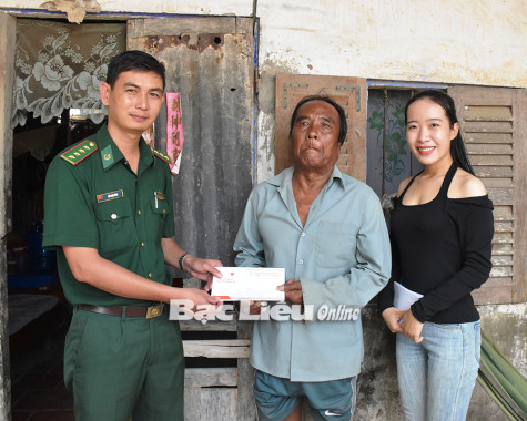 Đồn Biên phòng Nhà Mát tặng quà gia đình khó khăn hưởng ứng Ngày hội Biên phòng toàn dân