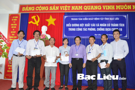 Tuyên dương đột xuất các cá nhân có thành tích trong công tác phòng, chống dịch COVID-19