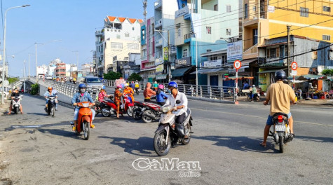 “Lờn luật” tại các chân cầu