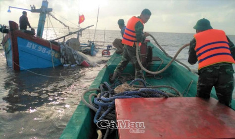 Hơn 2 giờ cứu hộ thành công tàu cá bị chìm