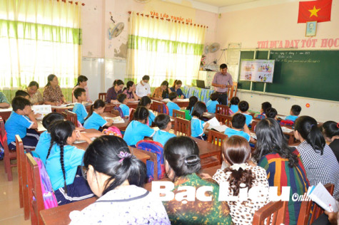 Phòng GD-ĐT huyện Hòa Bình: Tổ chức sinh hoạt chuyên môn hỗ trợ dạy lớp 1