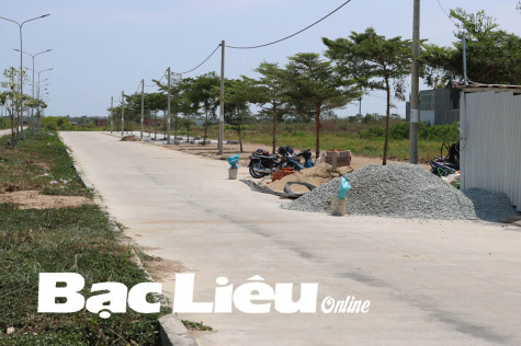 Tập kết vật liệu trên đường gây tai nạn giao thông