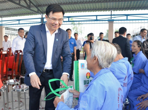 Tập đoàn Dầu khí Việt Nam thăm, tặng quà Trung tâm Nuôi dưỡng người tâm thần