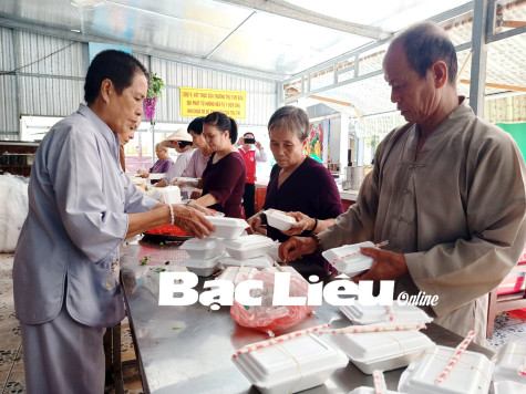 Ấm tình người qua những suất cơm chay từ thiện
