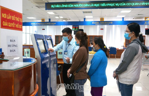 Thực hiện quy trình “4 tại chỗ” và lấy ý kiến người dân qua điện thoại di động