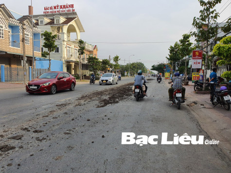 Nhiều xe ben, xe tải làm vương vãi đất, đá trên đường