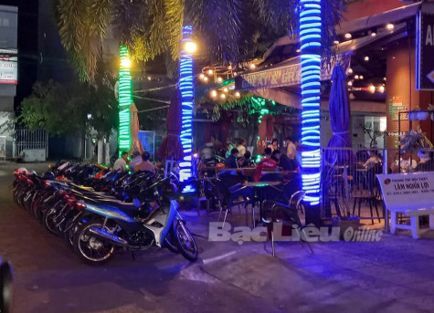 Nhiều hàng quán chiếm dụng lòng đường làm nơi giữ xe