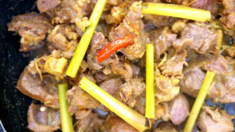 Hao cơm với món bò kho sả, nghệ