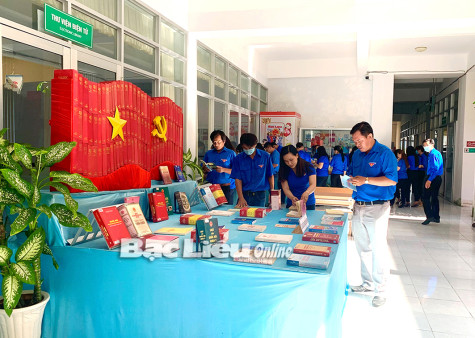 Trưng bày sách hưởng ứng Ngày sách Việt Nam