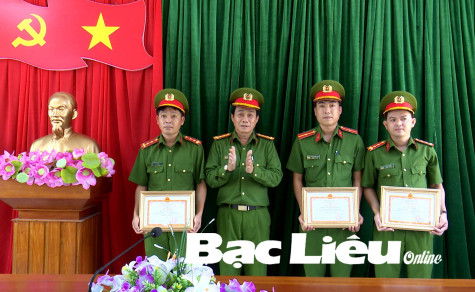 Khen thưởng đột xuất các tập thể, cá nhân có thành tích xuất sắc trong chiến dịch cấp Căn cước công dân