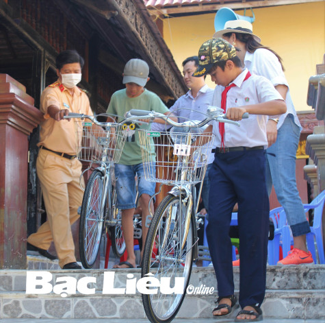 Tặng 20 xe đạp cho học sinh nghèo xã Hưng Hội