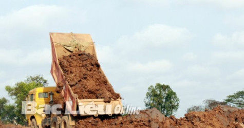 Công an tỉnh: Bắt quả tang 9 người khai thác đất trái phép