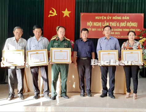 Huyện Hồng Dân: Tiếp tục biểu dương, nhân rộng điển hình học tập và làm theo Bác