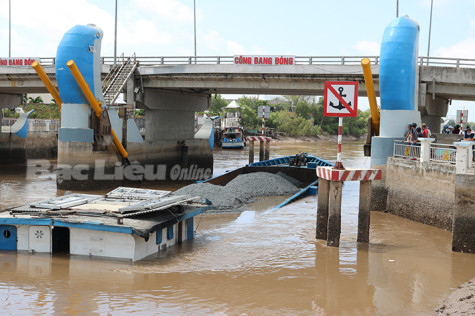 TP. Bạc Liêu: Xà lan chở vật liệu xây dựng chìm tại cống ngăn triều cường Nhà Mát