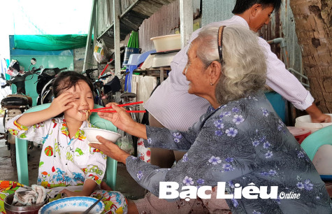 Bà cũng là… mẹ