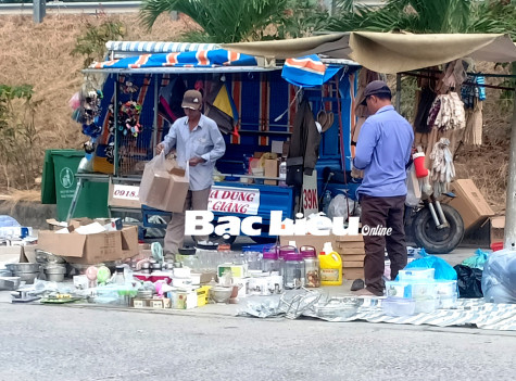 Tràn lan đồ gia dụng nhà bếp giá rẻ ở chợ nông thôn