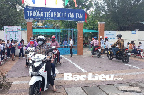 Hết cảnh ùn tắc trước cổng Trường tiểu học Lê Văn Tám