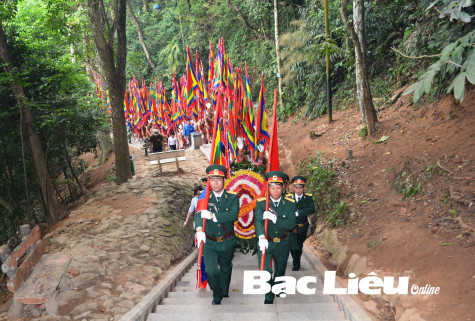 Thiêng liêng Quốc Tổ!