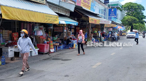 Người đi bộ bị “đẩy” xuống lòng đường