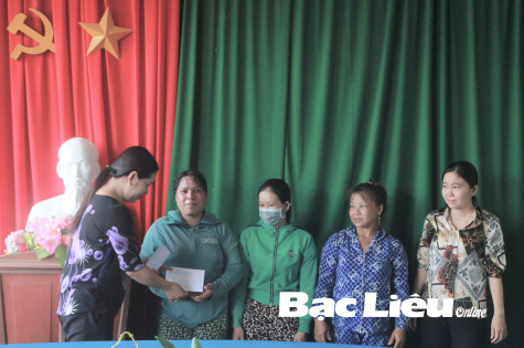Báo Bạc Liêu trao tiền hỗ trợ 3 hộ cận nghèo
