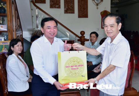 Lãnh đạo tỉnh thăm, tặng quà Anh hùng lực lượng vũ trang