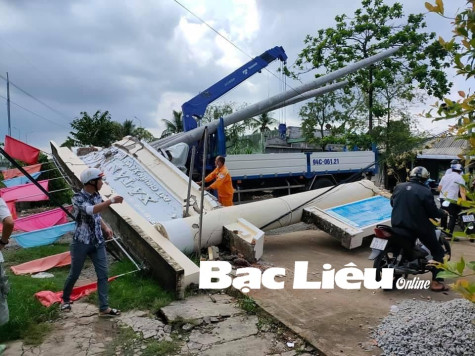 Xe tải chở cột điện vướng sập cổng chào, tài xế tử vong