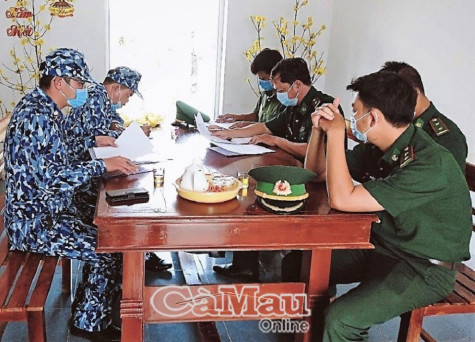 Tiếp nhận và đưa cách ly 4 thuyền viên trôi dạt trên biển