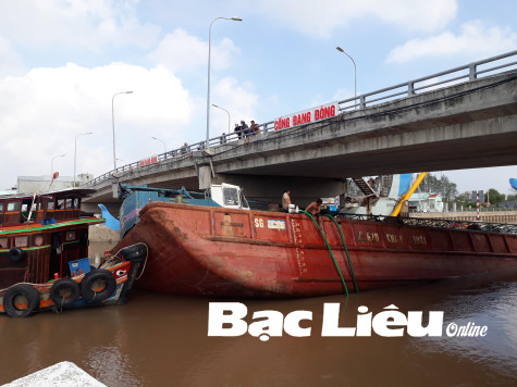 Thành phố Bạc Liêu: Chìm sà lan tại Cống ngăn triều chống ngập