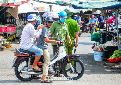 Phường 8 ra quân nhắc nhở người dân đeo khẩu trang nơi công cộng