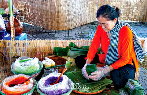 Ðặc sản bánh tét Trà Cuôn