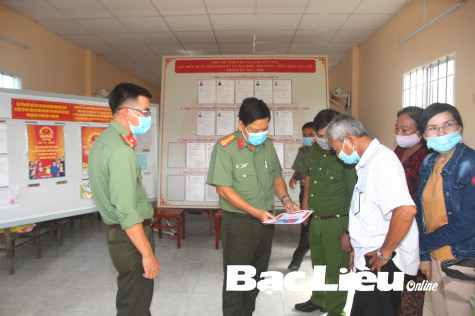 Công an tỉnh: Kiểm tra công tác đảm bảo an ninh các điểm bỏ phiếu trên địa bàn huyện Hòa Bình