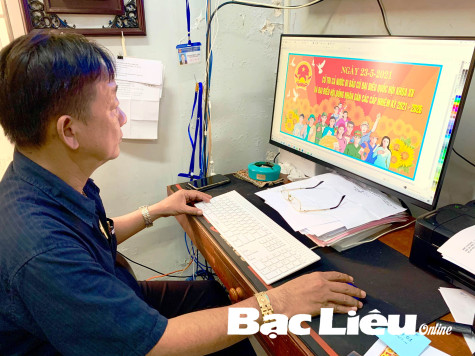 Người họa sĩ có 35 năm gắn bó với tranh cổ động bầu cử