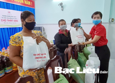 Hội Chữ thập đỏ tỉnh:​ Trao 250 phần quà tại hoạt động “Chợ nhân đạo năm 2021”