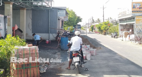 Tuyến đường Vĩnh Mỹ - Phước Long: Hộ kinh doanh đổ vật liệu ra đường gây cản trở lưu thông