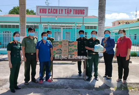 Hội LHPN huyện Phước Long: Tặng quà cho người làm nhiệm vụ tại khu cách ly tập trung