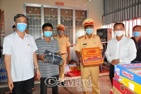 Thăm, động viên lực lượng trực chốt, trạm phòng chống dịch Covid-19