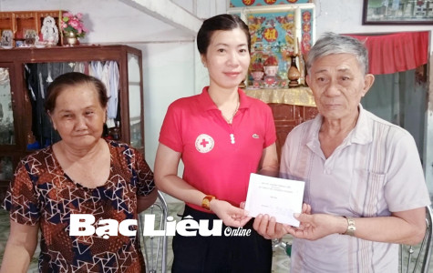 Hội Chữ thập đỏ tỉnh:​ Trao tiền hỗ trợ các trường hợp có hoàn cảnh khó khăn