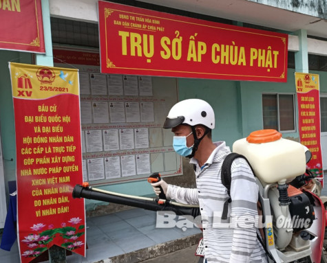 Huyện Hòa Bình: Phun xịt hóa chất khử khuẩn, đảm bảo an toàn phòng, chống dịch tại các khu vực bỏ phiếu