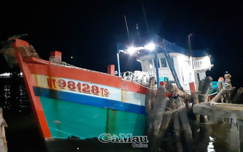 Kiểm tra người nghi nhập cảnh, phát hiện tàu chở dầu không rõ nguồn gốc