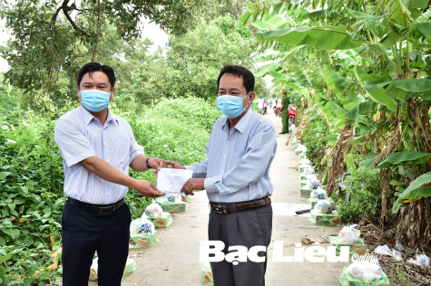 Tặng 85 suất quà cho trẻ em vùng cách ly trên địa bàn huyện Hòa Bình