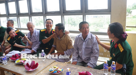 “Chung tay chăm sóc người cao tuổi nghèo, người cao tuổi có hoàn cảnh khó khăn”