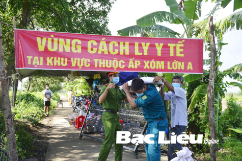 Ấm áp tình người tại khu vực phong tỏa