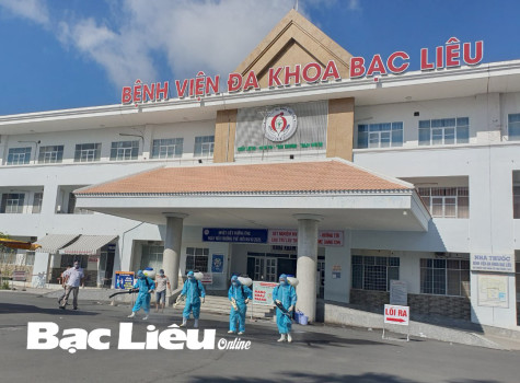Bệnh viện Đa khoa tỉnh: Phun khử khuẩn phòng bệnh COVID-19