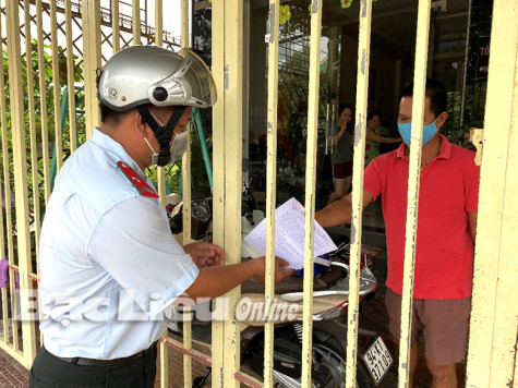 Kiểm tra thực tế việc mở loa dẫn dụ chim yến vào giờ nghỉ trưa
