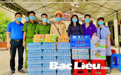 Huyện đoàn - Hội LHPN huyện Vĩnh Lợi: Thăm và tặng quà cho 5 chốt kiểm soát dịch bệnh COVID-19