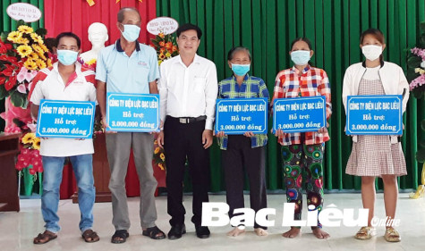 Hỗ trợ tiền giúp các hộ cận nghèo xã Ninh Thạnh Lợi